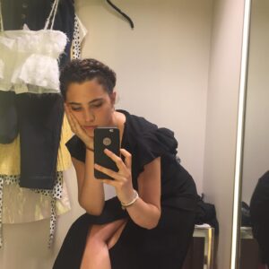 Antonella Ferrari Instagram - Es peor que lo que te gusta te quede mal o que te quede bien lo que no te gusta? 🔵