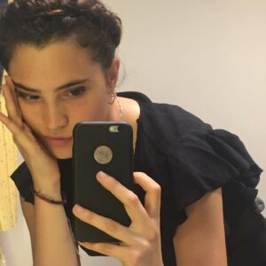 Antonella Ferrari Instagram - Es peor que lo que te gusta te quede mal o que te quede bien lo que no te gusta? 🔵