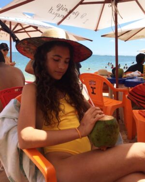 Antonella Ferrari Instagram - No tengo buenas fotos de otoño así que voy a pretender que sigo siendo feliz viviendo en Brazil tomando agua de cocos 🌴. Saudades