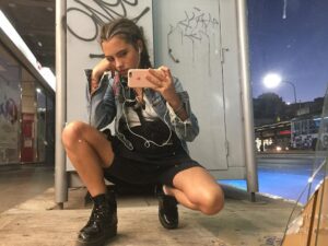 Antonella Ferrari Instagram - ⚫️Tengo como Pasatiempo urbano sacarme fotos en espejos tirados y me inventé que da buena suerte ⚫️