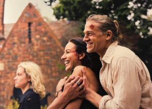 Antonia Desplat Instagram - The finale of #shantaram is here. 

I love these humans so freaking much. It’s been one crazy ride and I’m grateful for every bloody second. 🙏🏻❤️

Thanks for all the love, laughter and memories. 🙌🏼 

@appletvplus 
@paramounttelevisionstudios 
@anoncontent