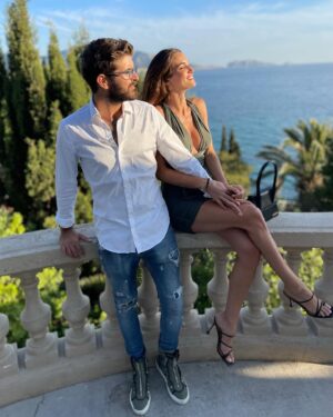 Antonin Portal Instagram - 🎂 À tes 33 ans mon amour.
Tu es ma rencontre la plus improbable, 
Car oui, sur le papier tout m’éloigne de toi
Sacré petit loup de bois.
Et pourtant tu as su m’apprivoiser,
Me rassurer et me prouver ta grandeur.
Tu es devenue ma moitié, ce bout de moi qui me manquait, le baume pour mon cœur.
Notre relation est incroyable
Et je ne cesserai jamais de t’aimer.
Je suis admirative de ce que tu es et deviens.
Je me livre peu mais saches que je suis fière d’avancer avec toi, main dans la main.
On est intouchable. Notre histoire est vraie, unique et indestructible.
Tu es le beau père rêvé, tu incarnes cet être parfait pour mon enfant. Tu lui donnes ce que tu as de plus précieux : 
tout ton temps.
Tu travailles comme un acharné et tu avances sans jamais te retourner.
Je te chantes bien souvent tes nombreux défauts, mais je dois avouer, qu’ils sont gommer par tes magnifiques qualités et balayer par tes immenses valeurs.
Tu es un Homme merveilleux.
Ne doute jamais de ma fidélité et de ma loyauté.
À toi, mon âme sœur.
Je t’aime.
 
Barbara.