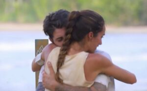 Antonin Portal Instagram - 🏆 Les Apprentis Aventuriers 6
Ouiiiii… On l’a fait! On a gagné ce trophée tant convoité. Après des jours de survie dans la jungle hostile des Philippines. Après de nombreuses épreuves sportives et physiques. Nous sommes allé au delà de ce que nous pensions possible. On a dépassé nos limites, on est sorti de notre zone de confort, on a vaincu nos peurs, on a appris à s’écouter et à avancer ensemble à l’unisson, on a poussé notre corps toujours plus loin dans la faim et dans la fatigue. On est allé au bout de nous même.
On a réalisé que le mental est une force incroyable qui pousse au dépassement de soi. Croyez en vous. Souvent. Tout le temps. Toujours. 
L’esprit pousse tellement le corps. Vous êtes capable de réaliser des choses que vous ne soupçonnez même pas!
Nous sommes si fiers et heureux de partager cette victoire avec vous. Avec nos amis et famille. Avec nos communautés. Avec vous tous ici. Vous qui nous avez accompagné et soutenu tout le long de cette aventure. Merci pour tout.
Nous sommes si reconnaissants d’avoir pu participer à cette émission exceptionnelle et hors du commun. Un grand merci à la chaîne de diffusion @w9officiel à l’équipe de production @banijayfrance @florencefayard @bengiaz @ceciletinmar au présentateur @laurentmaistret aux journalistes @melissa_fnl @maydlne @auderdl aux autres aventuriers évidemment, à notre nounou @mynameischarlyy et à toutes les personnes qui ont rendu possible cette expérience que nous ne pouvons mentionner mais qui se reconnaîtront. Bravo à vous. À jamais dans nos cœurs et nos mémoires.
Barbara & Antonin
