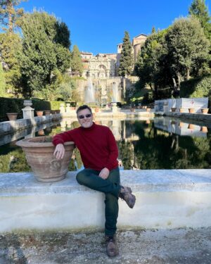 Antonio Calloni Instagram - Um pouco de Roma para encerrar as férias com chave de ouro. Mais uma vez nesse lugar maravilhoso para “descomprimir” o caos absolutamente deslumbrante da Índia (que país fascinante).
❤️❤️❤️❤️❤️❤️❤️❤️
O pequeno vídeo intitulado, TENTATIVA NA VILLA BORGHESE, foi dirigido pela amada e muito paciente, Ilse.
😜😜😜😜😜😜😜😜
Salute, buona fortuna, bacci e oro!