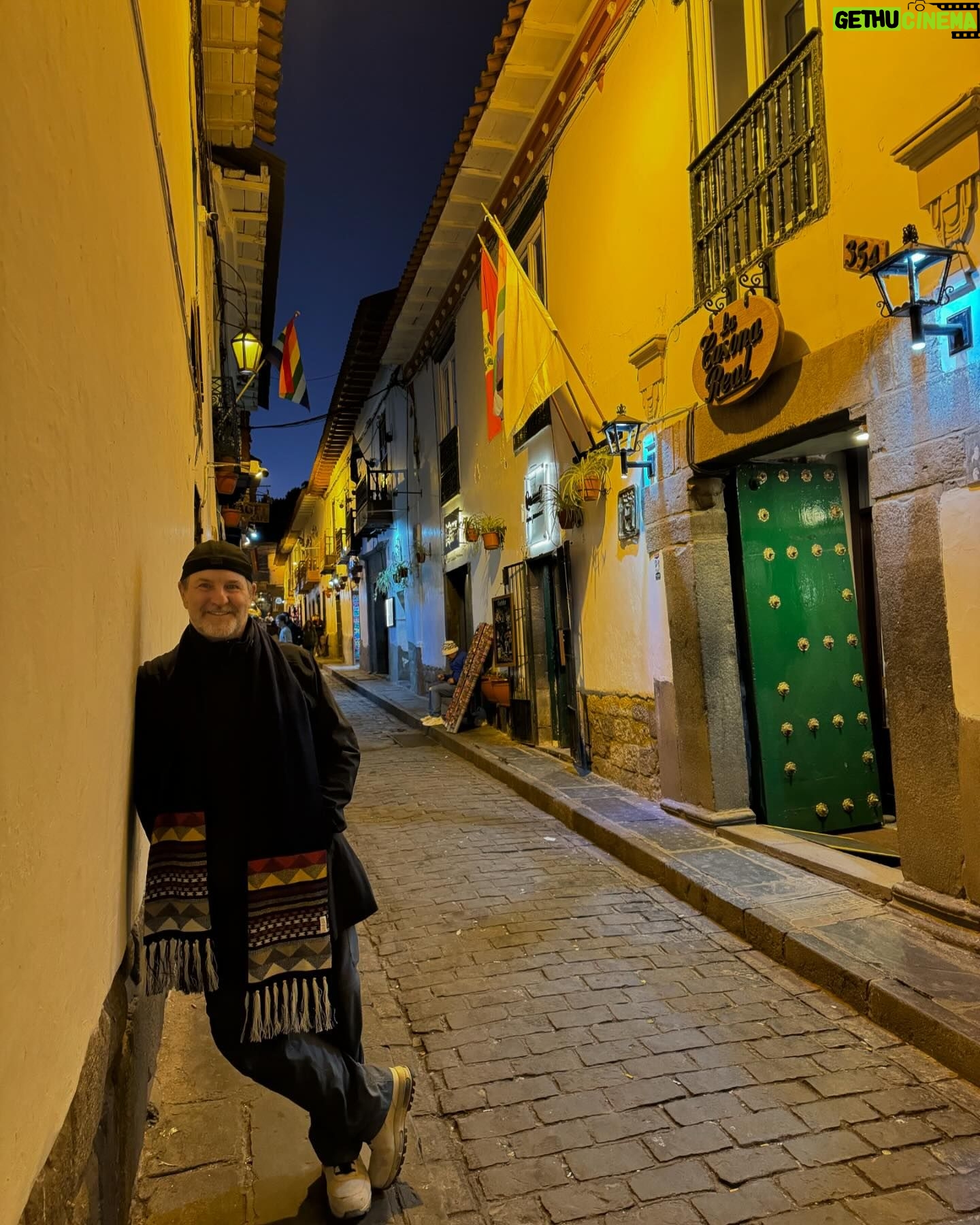 Antonio Calloni - 1.8K Likes - Perú, hasta luego! Gracias! Ollantaytambo, Salinas de Maras, museus, comida excelente, vilarejos, Qosqo, Machu Picchu… a viagem não cabe nas fotos, é coisa de memória, de vida. É pra sempre…
A dancinha com coreografia altamente sofisticada faz parte do show. Tchau😜
🇵🇪🇵🇪🇵🇪🇵🇪🇵🇪🇵🇪🇵🇪🇵🇪
Mais detalhes no @viagemdemao (em breve).
Saúde, sorte, beijos e ouro!