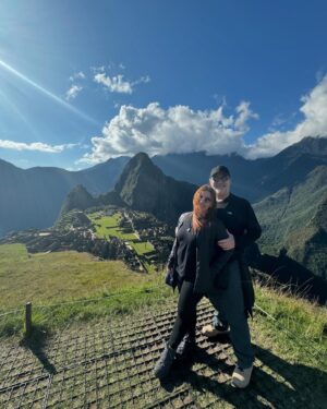 Antonio Calloni Instagram - Perú, hasta luego! Gracias! Ollantaytambo, Salinas de Maras, museus, comida excelente, vilarejos, Qosqo, Machu Picchu… a viagem não cabe nas fotos, é coisa de memória, de vida. É pra sempre…
A dancinha com coreografia altamente sofisticada faz parte do show. Tchau😜
🇵🇪🇵🇪🇵🇪🇵🇪🇵🇪🇵🇪🇵🇪🇵🇪
Mais detalhes no @viagemdemao (em breve).
Saúde, sorte, beijos e ouro!