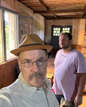 Antonio Calloni Instagram - …renascer…
🟩🟩⬛️🟪🟪🟪🟧🟪
#beneditoruybarbosa 
Direção: Gustavo Fernandez (na segunda foto)
Novela de Bruno Luperi 
🟩🟧🟩🟧🟩🟧🟩🟧
Desconfio que meu processo de trabalho priorize o lúdico. O sagrado vem quase junto. É bem verdade que costumo confundir as duas coisas. Alimentar essa confusão me faz um bem danado…
🟪🟪🟪🟪🟪🟪🟪🟪
Embarquem nessa jornada e sonhem o bom sonho com a gente❤️
@brunoluperi