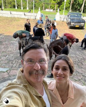 Antonio Calloni Instagram - …renascer…
🟩🟩⬛️🟪🟪🟪🟧🟪
#beneditoruybarbosa 
Direção: Gustavo Fernandez (na segunda foto)
Novela de Bruno Luperi 
🟩🟧🟩🟧🟩🟧🟩🟧
Desconfio que meu processo de trabalho priorize o lúdico. O sagrado vem quase junto. É bem verdade que costumo confundir as duas coisas. Alimentar essa confusão me faz um bem danado…
🟪🟪🟪🟪🟪🟪🟪🟪
Embarquem nessa jornada e sonhem o bom sonho com a gente❤️
@brunoluperi