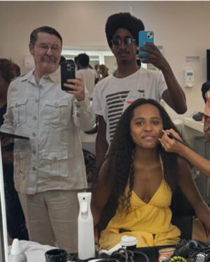 Antonio Calloni Instagram - …renascer…
🟩🟩⬛️🟪🟪🟪🟧🟪
#beneditoruybarbosa 
Direção: Gustavo Fernandez (na segunda foto)
Novela de Bruno Luperi 
🟩🟧🟩🟧🟩🟧🟩🟧
Desconfio que meu processo de trabalho priorize o lúdico. O sagrado vem quase junto. É bem verdade que costumo confundir as duas coisas. Alimentar essa confusão me faz um bem danado…
🟪🟪🟪🟪🟪🟪🟪🟪
Embarquem nessa jornada e sonhem o bom sonho com a gente❤️
@brunoluperi