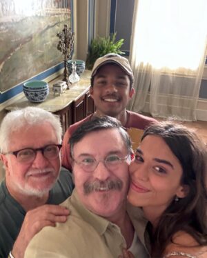 Antonio Calloni Instagram - …renascer…
🟩🟩⬛️🟪🟪🟪🟧🟪
#beneditoruybarbosa 
Direção: Gustavo Fernandez (na segunda foto)
Novela de Bruno Luperi 
🟩🟧🟩🟧🟩🟧🟩🟧
Desconfio que meu processo de trabalho priorize o lúdico. O sagrado vem quase junto. É bem verdade que costumo confundir as duas coisas. Alimentar essa confusão me faz um bem danado…
🟪🟪🟪🟪🟪🟪🟪🟪
Embarquem nessa jornada e sonhem o bom sonho com a gente❤️
@brunoluperi
