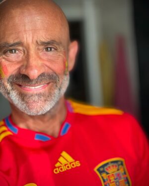 Antonio Lobato Instagram - Después del subidón de @carlitosalcarazz en Wimbledon estamos ya preparados para la final de la Eurocopa. Hoy la marea es roja!! Vamooos!!!! #seleccion #españa-inglaterra #eurocopa #marearoja #laroja