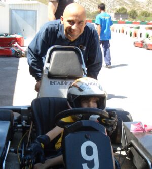 Antonio Lobato Instagram - Hoy esta cosita minúscula cumple 24 años. A pesar de su aspecto de racer, a Alba no le dio por las carreras, prefirió seguir los pasos de sus padres y hacerse periodista. A pesar de lo mayor que me hace sentir, no puedo disimular lo orgulloso que estoy de ella. @felizcumpleaños @mipeque