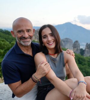 Antonio Lobato Instagram - Hoy esta cosita minúscula cumple 24 años. A pesar de su aspecto de racer, a Alba no le dio por las carreras, prefirió seguir los pasos de sus padres y hacerse periodista. A pesar de lo mayor que me hace sentir, no puedo disimular lo orgulloso que estoy de ella. @felizcumpleaños @mipeque