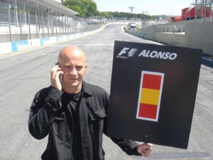 Antonio Lobato Instagram - Recuerdos del GP de Brasil 2006. Segundo título de @fernandoalo_oficial con más de 10 millones de espectadores detrás de la pantalla. Nervios, emoción, muchas horas de directo, fiesta… ¡Qué recuerdos!