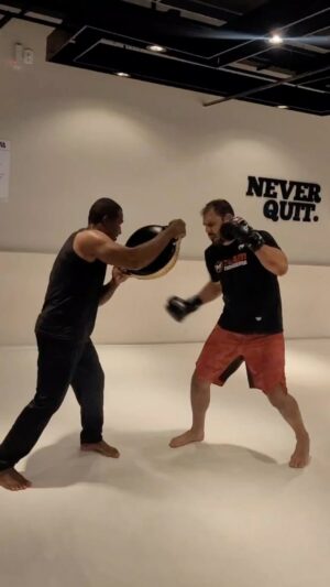 Antônio Rogério Nogueira Instagram - Vamos com tudo galera .

Aquele treinão de boxe com muita energia com o professor @janjaoborges @minotauroenergy