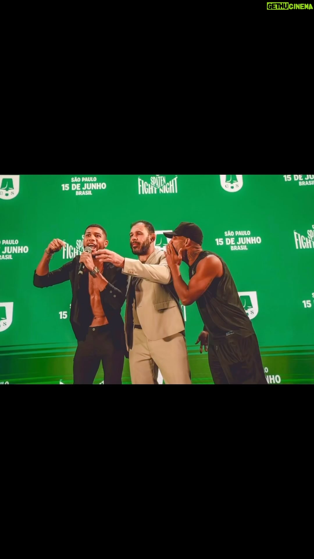 Antônio Rogério Nogueira - 579 Likes - Galera
Essa luta vai ser quente, mas eu estava esperto no lance na hora da encarada quando a adrenalina subiu..
Sábado vai São Paulo vai tremer
Essa luta promete demais.
Um @hebertwilianboxe vs @esquivafalcao medalhas de ouro e prata olímpico com grande carreira no boxe profissional.
E para vocês quem vai levar essa ?