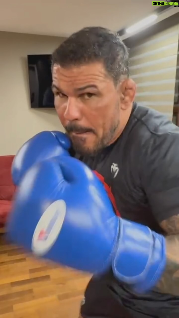 Antônio Rogério Nogueira - 1.1K Likes - Hoje foi mais um dia de treino e luta para buscar os meus objetivos com muita energia e atitude @minotauroenergy
A nossa luta diária é bater as nossas metas, cumprir as nossas agendas como : Empresario , palestrante ,projetos sociais ,ser embaixador do nosso esporte e comentarista de TV e não abrir mão dos treinos diários !
A você qual é a sua luta e motivação para continuar ?
Today was another day of training and fighting to achieve my goals with lots of energy and attitude
Our daily struggle is to reach our goals, fulfill our agendas as: Businessman, speaker, social projects, being an ambassador for our sport and TV commentator and not giving up our daily training!
What is your struggle and motivation !