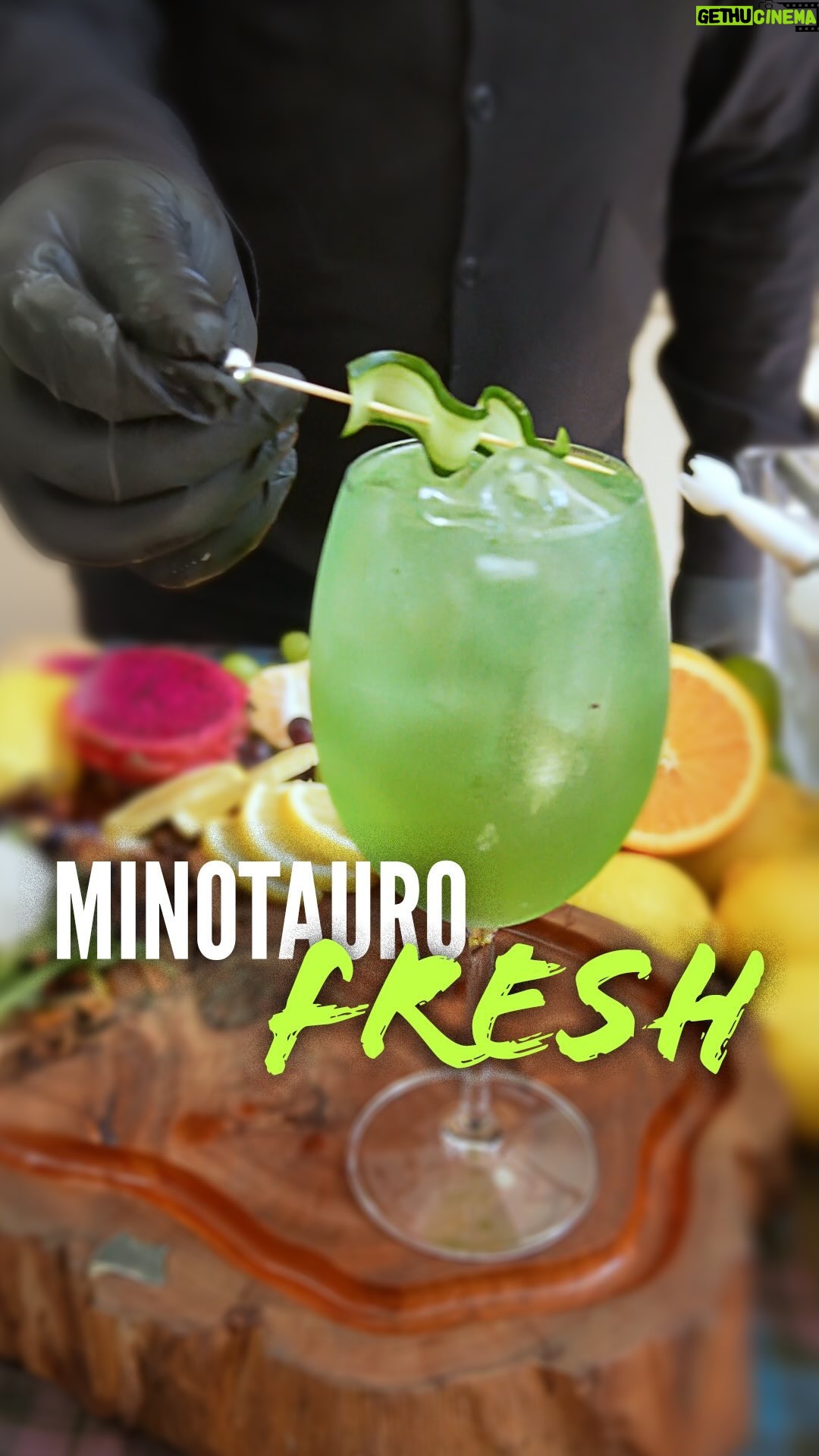 Antônio Rogério Nogueira - 212 Likes - Após a luta do dia-a-dia, você merece um brinde especial!
Experimente o Minotauro Fresh e prepare-se para uma nova dimensão de sabor e energia! 🌊💥
Confira a receita:
🧊 Bastante gelo
🍸 40ml de vodka
🍸 40ml de curaçau blue
🍋 20ml de suco de limão
❄️ Leve ao shaker e dê aquela sacudida
🥤 Finalize com Minotauro Energy Drink em uma taça ou copo longo com bastante gelo
🥒 Como toque final, coloque uma fatia de pepino.
#MinotauroEnergyDrink #Minotauro #ReceitaEnergetica #bluelagoon #energetico