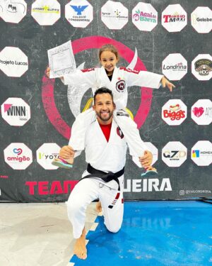 Antônio Rogério Nogueira Instagram - Dia mais que especial por aqui !!! Minha filha @isabelle.filla.vieira recebeu a graduação de faixa amarela e branca e está avançando na da arte suave !
.
.

Chegou também meu terceiro grau na faixa preta , somando 20 anos de jiu jitsu, 11 anos de faixa preta ! Uma jornada incrível que me capacitou e me ensinou muito ! Princípios, valores e experiências que me transformam até hoje ! 
.
.
Obrigado pela honra de receber esse grau do meu mestre @minotouromma ! Obrigado @tnlondrina @mestrewarner @otaviohneves !
.
.
Obrigado especial aos meus queridos alunos , adultos , juvenis e kids ! Vcs me motivam a continuar crescendo no conhecimento do jiu jitsu !
.
.
Obrigado minha esposa @nataliafilla o meu amor é só seu ! Eu continuarei gastando a minha energia para te fazer ainda mais feliz ! 
.
.
Obrigado meu Jesus que me deu tudo o que eu tenho … eu continuarei gastando a minha vida aos seu pés ! 
A HONRA É A GLÓRIA É SOMENTE PARA PARA O SENHOR JESUS!
