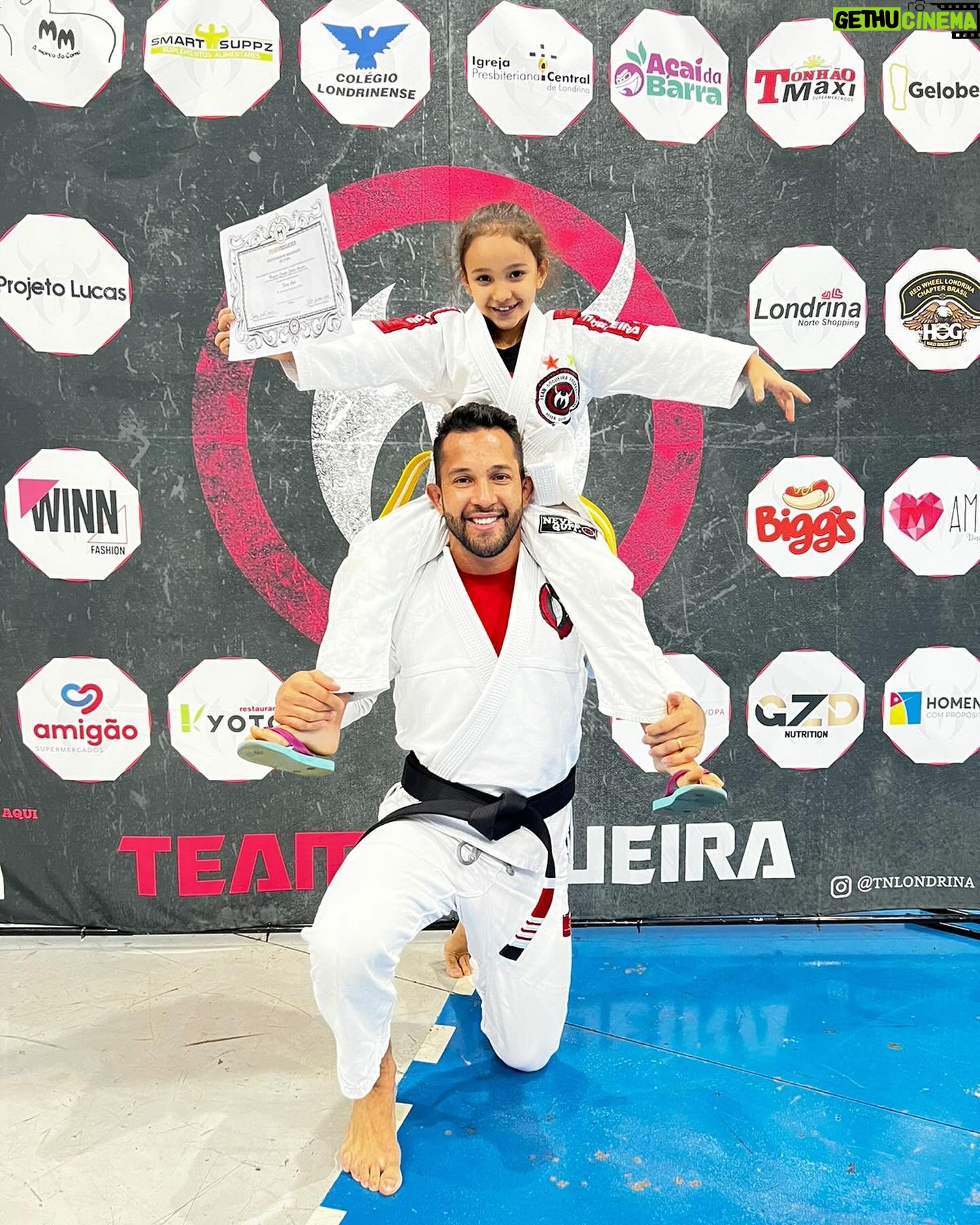 Antônio Rogério Nogueira - 558 Likes - Dia mais que especial por aqui !!! Minha filha @isabelle.filla.vieira recebeu a graduação de faixa amarela e branca e está avançando na da arte suave !
.
.
Chegou também meu terceiro grau na faixa preta , somando 20 anos de jiu jitsu, 11 anos de faixa preta ! Uma jornada incrível que me capacitou e me ensinou muito ! Princípios, valores e experiências que me transformam até hoje !
.
.
Obrigado pela honra de receber esse grau do meu mestre @minotouromma ! Obrigado @tnlondrina @mestrewarner @otaviohneves !
.
.
Obrigado especial aos meus queridos alunos , adultos , juvenis e kids ! Vcs me motivam a continuar crescendo no conhecimento do jiu jitsu !
.
.
Obrigado minha esposa @nataliafilla o meu amor é só seu ! Eu continuarei gastando a minha energia para te fazer ainda mais feliz !
.
.
Obrigado meu Jesus que me deu tudo o que eu tenho … eu continuarei gastando a minha vida aos seu pés !
A HONRA É A GLÓRIA É SOMENTE PARA PARA O SENHOR JESUS!