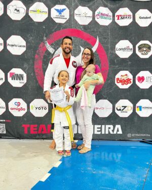 Antônio Rogério Nogueira Instagram - Dia mais que especial por aqui !!! Minha filha @isabelle.filla.vieira recebeu a graduação de faixa amarela e branca e está avançando na da arte suave !
.
.

Chegou também meu terceiro grau na faixa preta , somando 20 anos de jiu jitsu, 11 anos de faixa preta ! Uma jornada incrível que me capacitou e me ensinou muito ! Princípios, valores e experiências que me transformam até hoje ! 
.
.
Obrigado pela honra de receber esse grau do meu mestre @minotouromma ! Obrigado @tnlondrina @mestrewarner @otaviohneves !
.
.
Obrigado especial aos meus queridos alunos , adultos , juvenis e kids ! Vcs me motivam a continuar crescendo no conhecimento do jiu jitsu !
.
.
Obrigado minha esposa @nataliafilla o meu amor é só seu ! Eu continuarei gastando a minha energia para te fazer ainda mais feliz ! 
.
.
Obrigado meu Jesus que me deu tudo o que eu tenho … eu continuarei gastando a minha vida aos seu pés ! 
A HONRA É A GLÓRIA É SOMENTE PARA PARA O SENHOR JESUS!