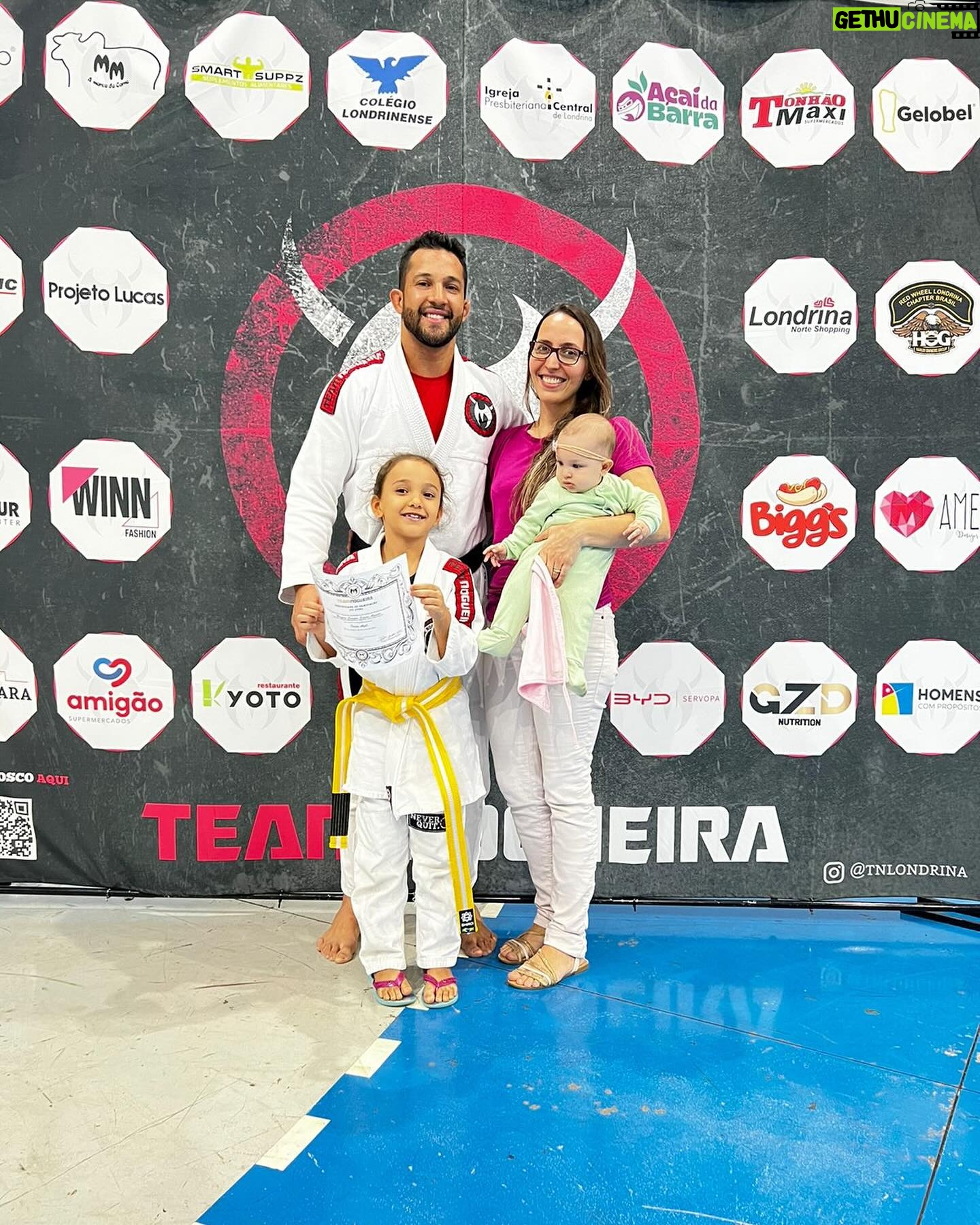 Antônio Rogério Nogueira - 558 Likes - Dia mais que especial por aqui !!! Minha filha @isabelle.filla.vieira recebeu a graduação de faixa amarela e branca e está avançando na da arte suave !
.
.
Chegou também meu terceiro grau na faixa preta , somando 20 anos de jiu jitsu, 11 anos de faixa preta ! Uma jornada incrível que me capacitou e me ensinou muito ! Princípios, valores e experiências que me transformam até hoje !
.
.
Obrigado pela honra de receber esse grau do meu mestre @minotouromma ! Obrigado @tnlondrina @mestrewarner @otaviohneves !
.
.
Obrigado especial aos meus queridos alunos , adultos , juvenis e kids ! Vcs me motivam a continuar crescendo no conhecimento do jiu jitsu !
.
.
Obrigado minha esposa @nataliafilla o meu amor é só seu ! Eu continuarei gastando a minha energia para te fazer ainda mais feliz !
.
.
Obrigado meu Jesus que me deu tudo o que eu tenho … eu continuarei gastando a minha vida aos seu pés !
A HONRA É A GLÓRIA É SOMENTE PARA PARA O SENHOR JESUS!