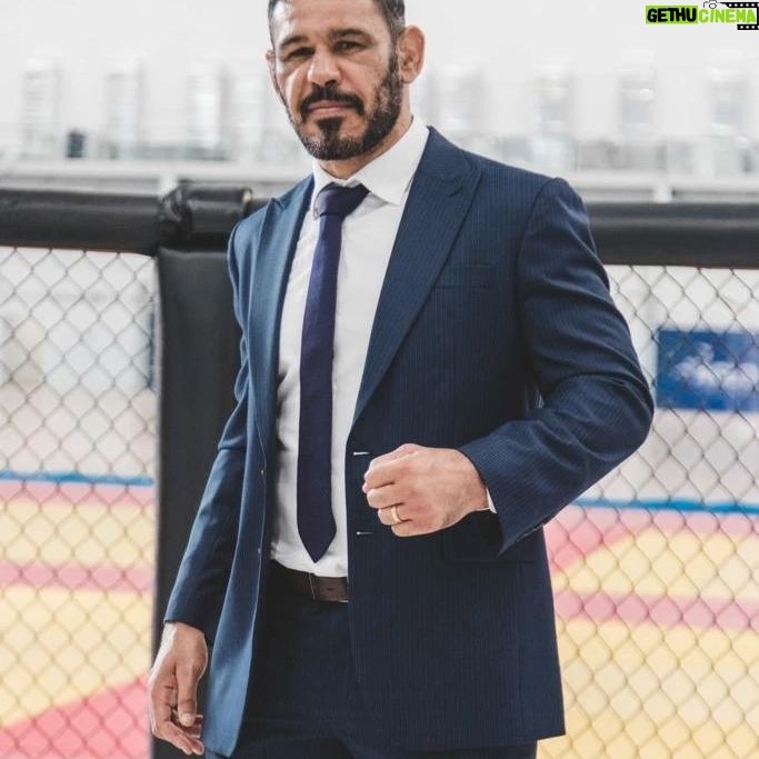 Antônio Rogério Nogueira - 434 Likes - Prepare-se para a batalha com confiança.
Lute com coragem e vença com honra.
Na vida, é a determinação que nos guia e a resiliência que nos fortalece.
Com foco e coragem, você pode transformar qualquer objetivo em realidade.
#minotouro #força #resiliência #coragem #mma #determinação #altaperformance