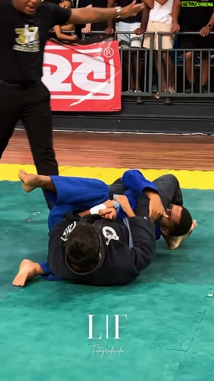 Antônio Rogério Nogueira - 320 Likes - “Deus ainda realiza sonhos 💭”
@copaalfabarra🔥
Espetáculo de jiu-jitsu do Kristian dos @irmaosk_bjj
⛩️ @aliadosbjj | @avescoladelutas
@minotouromma
•
•
🎥 @lf_fotografando | @lari_figueiredo.1
•
•
#copaalfabarra #jiujitsu #bjj #reels #campeão #riodejaneiro