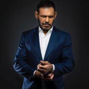 Antônio Rogério Nogueira Instagram - Quando subo no palco, não estou apenas falando sobre técnicas e estratégias. 

Estou falando sobre a força mental e a capacidade de transformar desafios em conquistas.
 
Acredito firmemente que o primeiro lugar onde você deve se ver vitorioso é na sua própria mente. 

Visualizar o sucesso é fundamental para manter o foco, cultivar a determinação e acreditar no seu potencial.

Lembre-se, a estrada para o sucesso é pavimentada com determinação e trabalho duro. 

O futuro pertence àqueles que estão dispostos a investir em si mesmos todos os dias.

E você, como está preparando sua mente para o sucesso? 🚀

#mentalidadedecampeão #superação #altaperformance #resiliência #minotouro #teamnogueira #motivação
