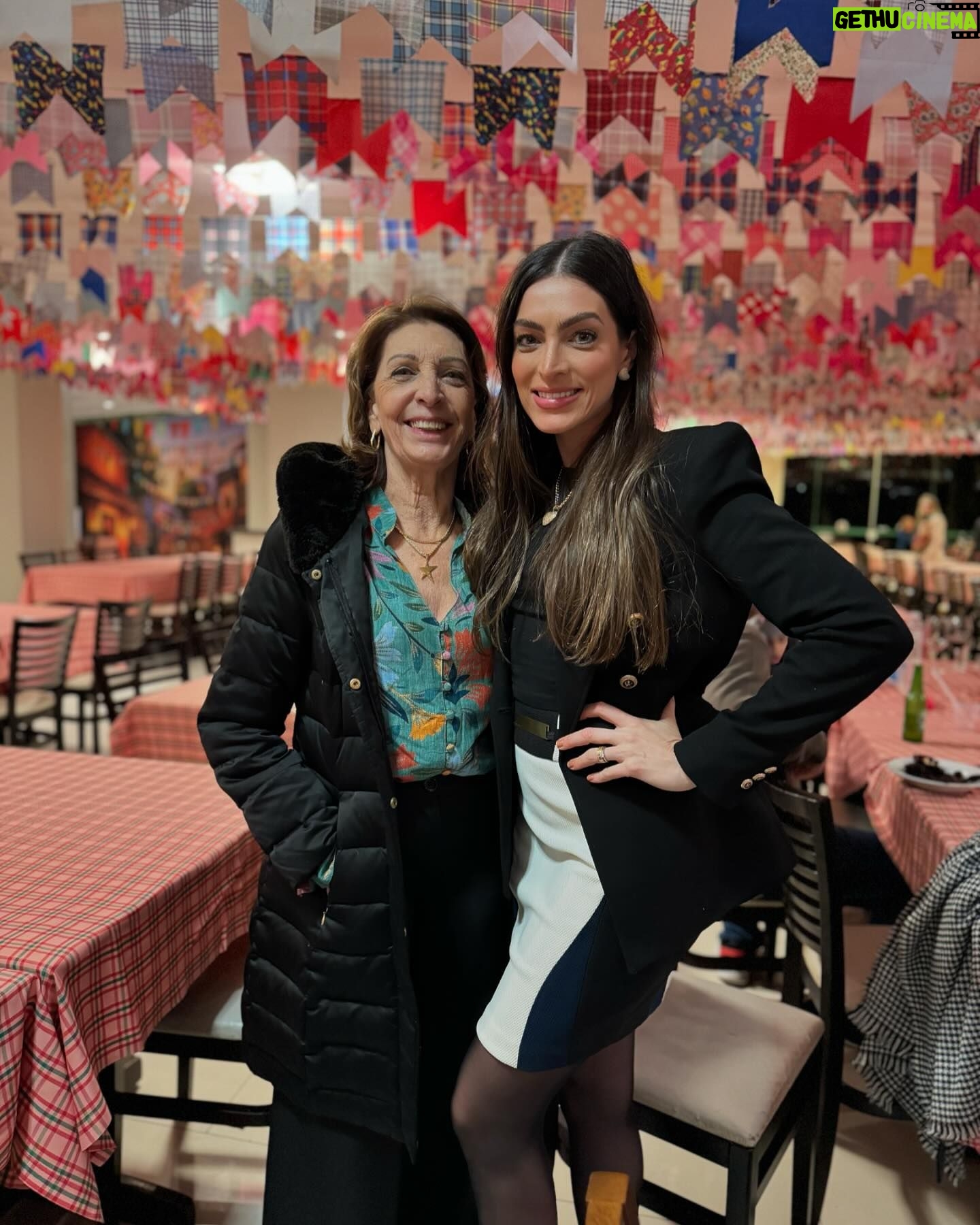 Antônio Rogério Nogueira - 276 Likes - Duas mulheres especiais que nasceram no mesmo dia, duas mães excelentes, esposas excelentes .
@aline.zermiani e Marlene Zermiani hoje foi um dia tão especial, reunimos todos para celebrar a vida, a família.
Hoje foi um daqueles dias mágicos em que o destino nos presenteia com a celebração dupla de dois seres tão especiais em minha vida. Com muita alegria que parabenizo duas mulheres incríveis, que não só compartilham o mesmo dia de nascimento, mas também um lugar único em meu coração.
Estar presente neste momento tão único, celebrando junto com a família que valorizamos amamos tanto o aniversário de vocês um dia tão significativo e especial.
Que este dia seja apenas o começo de um novo ciclo repleto de bênçãos, alegrias e realizações. Que a vida lhes sorria abundantemente, concedendo-lhes saúde, paz e amor em cada passo do caminho.
Que a união e o carinho que permeiam nossa família se fortaleçam ainda mais, criando laços indissolúveis de afeto e cumplicidade. Que juntos possamos compartilhar muitos mais momentos felizes, construindo memórias que serão tesouros preciosos em nossas vidas e principalmente dos nossos filhos.
Que a reunião da família seja sempre motivo de celebração e gratidão em nossas vidas.
Que a felicidade esteja sempre presente em seus dias e que juntos possamos vivenciar momentos inesquecíveis em família.
Parabéns para vocês.