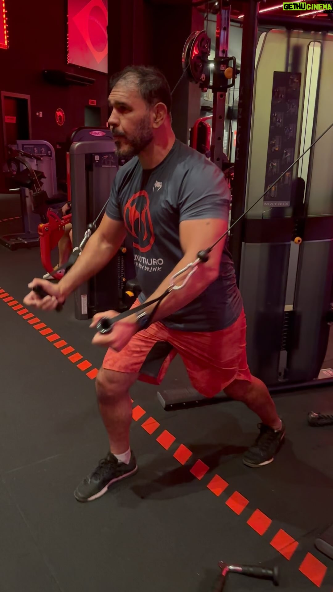 Antônio Rogério Nogueira - 235 Likes - Mais um treino focado .
Antes de cada treino eu penso assim para me motivar e ter disposição e disciplina para focar no treino, alimentação e descanso.
O que eu estou fazendo ou pensando ou lendo assistindo agora ou que eu vou fazer daqui a pouco, Vai me ajudar ou prejudicar o meu rendimento esportivo no dia que eu estipulei como meta ?