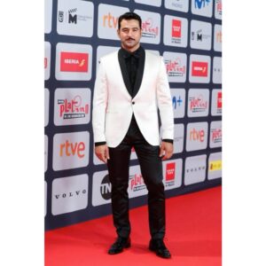 Antonio Velázquez Instagram - Enhorabuena a tod@s l@s premiad@s en esta VIII edición de los Premios Platino 2021 del cine iberoamericano. 
@premios_platino 

Gracias a Javier de @portagomoda por arroparme tan maravillosamente y a mi querido @mikvarez por estar siempre a mi lado.
@yslbeauty