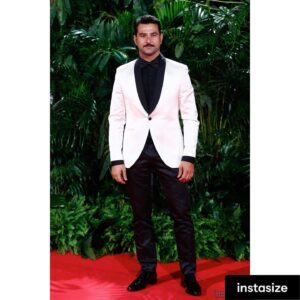 Antonio Velázquez Instagram - Enhorabuena a tod@s l@s premiad@s en esta VIII edición de los Premios Platino 2021 del cine iberoamericano. 
@premios_platino 

Gracias a Javier de @portagomoda por arroparme tan maravillosamente y a mi querido @mikvarez por estar siempre a mi lado.
@yslbeauty