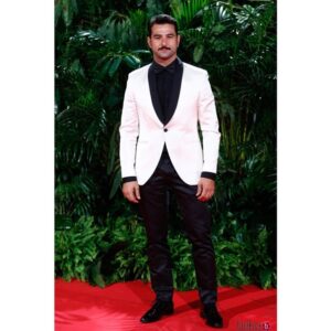 Antonio Velázquez Instagram - Enhorabuena a tod@s l@s premiad@s en esta VIII edición de los Premios Platino 2021 del cine iberoamericano. 
@premios_platino 

Gracias a Javier de @portagomoda por arroparme tan maravillosamente y a mi querido @mikvarez por estar siempre a mi lado.
@yslbeauty