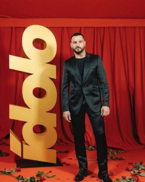 Antonio Velázquez Instagram - Gracias amiga @dulceida por querer que forme parte de esta tercera edición. 
Larga vida a los premios @premiosidolo 
@felixramirodesigner 🕺🏻💕