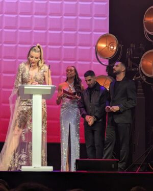 Antonio Velázquez Instagram - Gracias amiga @dulceida por querer que forme parte de esta tercera edición. 
Larga vida a los premios @premiosidolo 
@felixramirodesigner 🕺🏻💕