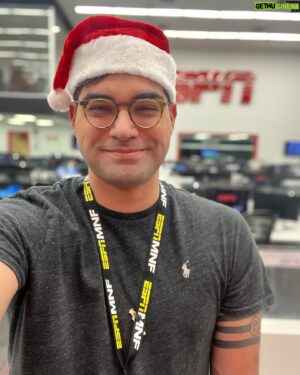 Antony Curti Instagram - Antes da ceia ou depois, te esperamos para Broncos x Patriots. Vamos passar o natal juntos ♥️🎅🎄🏈 ESPN2 e Star   #NFLnaESPN