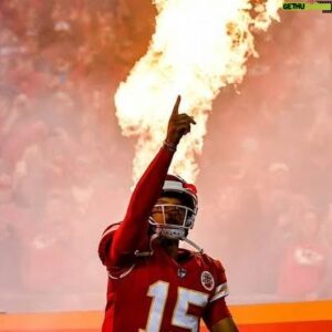 Antony Curti Instagram - No meio do caminho tinha uma pedra
Tinha uma pedra no meio do caminho. 
Tinha um Mahomes
No meio do caminho (para o Super Bowl) tinha um Mahomes

Porteiro da AFC. E ele fechou a porta de novo. Lamento pelos Ravens. Por Lamar. Mas tinha um gênio no meio do caminho.
