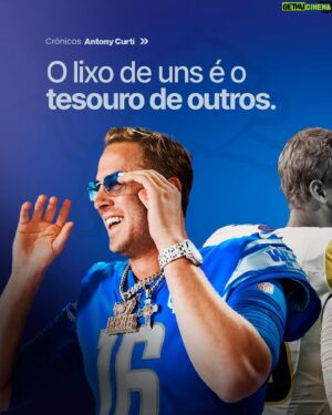 Antony Curti Instagram - Crônica // O LIXO DE UNS É O TESOURO DE OUTROS

Chutado como alguém que não tem mais serventia, como alguém que prestou anos de serviço e teve uma demissão sem muita cerimônia. Jared Goff baixou a cabeça e teve a humildade de falar com Sean McVay. “O que posso melhorar?”. Poucas pessoas teriam a coragem, mas sobretudo a força para fazer isso. 

Não é como se os Rams estivessem errados. Afinal, venceram o Super Bowl ao trocar por Matt Stafford. É só sobre como Goff queria mostrar que não era um lixo qualquer. Dizem, o lixo de um é o tesouro de outros.  Ao sair dos Rams pela porta dos fundos mas com cabeça erguida, Goff plantou a semente do que está colhendo agora. Não, ele não é perfeito. Mas, ao menos, quis tentar ser. 

O destino tem uma maneira engraçada de reorganizar as peças do jogo. Não precisamos olhar Goff como se ele fosse uma lenda. Tampouco apenas como a estrela que uma vez foi subestimada, mas como um jogador que enfrentou a adversidade com coragem e emergiu mais forte.

É a lição sobre resiliência. Sobre como a força para enfrentar as próprias falhas e a disposição para evoluir são as verdadeiras virtudes. Goff escolheu sua jornada, abraçou seus erros, trilhou sua superação e colheu a redenção contra seu Ex-time e seu ex-treinador.
