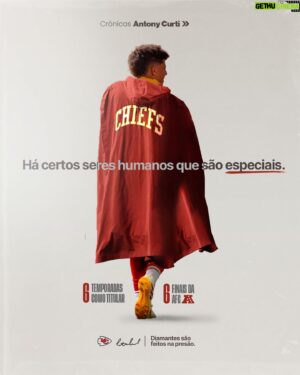 Antony Curti Instagram - // Crônica: Diamantes são feitos na pressão

Há certos seres humanos que são especiais. 

Problemas de chamadas e field goal errado dos Bills ou não, Patrick Mahomes executou a missão para qual foi convocado pelo destino. Num ano em que sucumbir parecia o escrito, num ano com recebedores fracos e Travis Kelce irreconhecível na temporada regular, com os Bills quentes, jogando pela primeira vez fora de casa… Ele deu um jeito de novo. 

Porque os gênios dão um jeito. Eles não estragam tudo. Tampouco se omitem.

Diamantes são valiosos por muitos motivos. Pela beleza, raridade, mas por sua gênese: a mais insuportável pressão para qualquer outro elemento faz com que sua beleza e perfeição sejam possíveis. Na hora que é pressionado, ele aparece. Pela sexta vez seguida, numa final de AFC. O maior diamante que temos na NFL, Patrick Mahomes.