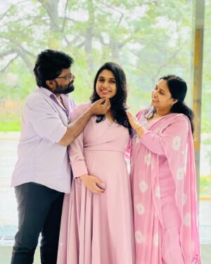 Anu Anand Instagram - 😍😍😍“Heyyy Naaa CHITHI aaaiiteeennnnn” 😍😍😍

We are over the moon to announce that our precious little angles 👼👼 have finally made their grand entry to the world ! Both Mom and babies are all healthy and happy. 🌟👶🏻♥️🧿🧿
@anjalianand27 & @joelanandpaul 

#neice #babies #family #sister #eldersister #neicelove #twinbabies