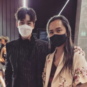 Anucha Boonyawatana Instagram - One For the Road : Review
เมื่อวานไปรอบสื่อของหนัง #OneForTheRoadMovie “วันสุดท้าย..ก่อนบายเธอ” ผลงานกำกับของบาส พูนพิริยะ (ฉลาดเกมส์โกง) มาค่ะ เราไม่ได้เห็นการแสดงที่ดีเยี่ยมจากทีมนักแสดงไทยมานานมากแล้ว นี่เป็นสิ่งที่โอบอุ้มอารมณ์ของหนังเรื่องนี้และตรึงให้เราติดตามมันไปจนจบ เอาเป็นว่าแค่ไปดูการแสดงของนักแสดงแต่ละคนก็คุ้มแล้วค่ะ 

ต่อ ธนภพ "บอส” มีความ effortless (ความเป็นธรรมชาติ ธรรมดา) พัฒนาขึ้นมาอย่างเห็นได้ชัด นั่นเป็นสิ่งที่เราชอบมากเลยค่ะ เพราะทำให้เขาดูจับต้องได้ ชอบฉากตอนเป็นเด็กแตกวัยหนุ่มหน้าสิว ไปนั่งขอเหล้ากินจากบาร์เทนเดอร์สาวสวย 

ไอซ์ซึ ณัฐรัตน์ “อู้ด”  คนนี้เขาทุ่มกับบทมากอยู่แล้ว จริงๆ เราเคยทำหนังที่มีตัวละครเป็นมะเร็งแบบนี้มาแล้วคือเรื่องมะลิลา การแสดงของไอซ์ซึทำให้เราเห็นอีกด้านหนึ่ง เลยได้คุยกับคุณบาส ผกก. ว่า คนอายุเท่าเรานี่มันต้องมีเพื่อนคนนึงที่เป็นมะเร็งจากไป แล้วมันก็เป็นเรื่องที่อยู่ในใจมากๆ จนต้องเอามาทำหนังเหมือนๆกัน 

พลอย หอวัง “อลิซ” ชอบตัวละครนี้มากก และพลอยก็ nail it ค่ะ ด้วยการทำ styling สาวนิวยอร์คเกอร์ผมแดง กับสาวโคราชบ้านๆที่ไปไม่ถึงฝัน ก็ออกมาเสริมการแสดงออกทางสีหน้า แววตา และอากัปกริยาที่คาดไม่ถึงของพลอยได้ดีมาก

ออกแบบ ชุติมณฑน์ "นูนาร์" รู้สึกว่าอยากรู้จักตัวละครนี้เพิ่ม แต่สิ่งที่เด็ดขาดในการแสดงของออกแบบคือ gesture และ posture  ฉากเธอในชุดเจ้าสาววิ่งออกมาร้องไห้หลังโบสถ์มีพลังไปจนถึงตอนจบ ว่าการร่ำลามันเปิดบาดแผลของพวกเธอขึ้นมาอีกครั้ง 

นุ่น ศิรพันธ์ ในบท “รุ้ง” และหญิง รฐา ในบทพี่สาว  อยากรู้เรื่องของพวกเธอมากขึ้น เสียดายว่าบทน้อยไปหน่อยค่ะ 

วี วิโอเล็ต ในบท “ปริม” สวยเท่ค่ะ เล่นได้สมกับเป็น muse ของผู้ชายในเรื่อง  ฉากที่ชอบมากๆ คือหลังจากที่เธอไปแข่งชงเหล้า เธอก็เปลี่ยนลุ๊คทำสีผมเป็นนิวยอร์คเกอร์สาว ฉากนั้นเปล่งประกายมากเลยค่ะ แม้เห็นเพียงเวลาสั้นๆ เออ แต่ว่าฉากเลิฟซีนโป๊น้อยไปนะคะ ไหนๆก็ไหนๆ แล้ว น่าจะโป๊ๆไปเลย น้องต่อก็ด้วยค่ะ 

อย่างที่บอกไปตอนต้นว่า เนื้อเรื่องอะไรใดๆ เราก็อาจจะมีส่วนที่อินบ้าง ไม่อินบ้าง เป็นธรรมดา ส่วนตัวอยากให้เล่าเรื่องผู้หญิงแต่ละคนมากขึ้นค่ะ เรื่องผู้ชายเมาค็อกเทล ถ้าไม่จิ้นกันก็พอสมควรแค่นี้ได้ กำลังอิ่มพอดี

แต่สิ่งที่ชอบมากๆในเรื่องคือเสื้อผ้าหน้าผมใดๆ เสริมตัวละครและการเล่าเรื่องได้ดีเลิศ และการถ่ายทำที่ลงทุนอย่างที่มันควรจะเป็นจริงๆ ทำให้ภาพรวมของเรื่องทั้งหมดมันไปถึงจุดที่ทำให้เกิดบรรยากาศเฉพาะตัวของผกก. ขึ้นมาได้ 

เชิญชมหนังไทยดราม่าดีๆ  ที่ควรไปรับชมในโรงภาพยนตรค่ะ