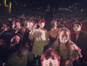 Anucha Boonyawatana Instagram - อยากเลี้ยงปิดกล้องแบบจริงๆจังๆ สักครั้งนึง วันที่ฉาย Not Me  EP สุดท้ายในโรงมัวแต่ยุ่งก็เลยไม่ค่อยได้คุยกับน้องๆเลย 

ปล.เรื่องถ่ายเซลฟี่ต้องยกให้น้องกันค่ะ แมวน้อยทำได้เป๊ะมากจริง