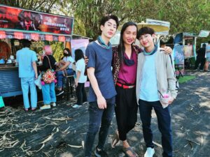 Anucha Boonyawatana Instagram - ปกติเป็นคนที่ออกกองแล้วจะกินน้อยมากเพราะว่าอิ่มแล้วจะง่วงสลบไปเลยค่ะ เป็น food coma อย่างหนัก หลายครั้งก็ได้แฟนคลับของนักแสดงช่วยส่งของกิน food support มาให้ เราก็เลือกเอาอันที่ไม่หนักท้องมากทำให้ไม่ง่วงจนเกินไปค่ะ 

ต้องขอขอบคุณแฟนคลับของน้องๆทุกคนด้วยค่ะ วันออกกองวันสุดท้ายของ #notmeseries ของกินอลังการมากอย่างกับเดินตลาดนัด และขอขอบคุณทุกท่านที่ส่งของขวัญมาให้นุชี่ด้วยนะคะ