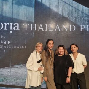 Anucha Boonyawatana Instagram - ได้มีโอกาสมาร่วมแสดงความยินดีกับพี่เจ้ย อภิชาติพงศ์ในรอบกาล่าพรีเมียร์ของภาพยนตร์เรื่อง #MEMORIA ซึ่งจะเข้าฉายในไทยสัปดาห์หน้าค่ะ (พฤหัสที่ 3 มีนา) ภาพยนตร์เรื่องนี้เป็นงานระดับ worldclass ของผู้กำกับชาวไทย มีทีมงานทั้งคนไทยและต่างชาติ แถมยังได้ดาราดังระดับรางวัลออสการ์อย่าง ทิลด้า สวินตัน (ซึ่งผู้ชมหลายท่านจะรู้จักเธอดีในบท “ดิแอนเชี่ยนวัน” จากหนังค่ายมาร์เวล) มาร่วมแสดง 

ผู้ชมท่านไหนยังไม่เคยมีโอกาสดูหนังพี่เจ้ยในโรงภาพยนตร์ โอกาสนี้ไม่ควรพลาดเลยค่ะ เพราะปกติหนังพี่เจ้ยมักจะฉายในวงจำกัด แต่สำหรับ Memoria จัดงานเปิดตัวอย่างยิ่งใหญ่  ทิลด้า สวินตันก็เดินทางมาเมืองไทยเพื่อร่วมโปรโมทหนังเรื่องนี้และจัดงานเสวนากับผู้ชมอีกด้วย หนังน่าจะเข้าฉายหลายโรง จึงอยากเชิญชวนให้รีบไปดูกันตั้งแต่สัปดาห์แรกเลยค่ะ 
สำหรับตัวนุชี่เองติดตามดูมาตั้งแต่เรื่องสุดสเน่หา บางเรื่องไม่เข้าฉายที่ไทยก็ต้องตามไปดูถึงเมืองนอกกันเลย  ความสนุกในการดูหนังของพี่เจ้ยคือการได้ค้นพบประสบการณ์ในการชมภาพยนตร์ที่แปลกใหม่ อย่างที่หาจากหนังเรื่องอื่นๆไม่ได้  ทำให้เราได้เห็นการสร้างสรรค์ศิลปะภาพยนตร์ที่แตกต่างทั้งภาพและเสียง สไตล์และมุมมองทางสุนทรียะบางอย่างที่ปรากฏในงานของนุชี่เองก็ได้รับอิทธิพลจากพี่เจ้ยด้วยค่ะ

สำหรับเรื่อง Memoria พี่เจ้ยเปลี่ยนจากการเล่าเรื่องราวในเมืองไทยไปเป็นโคลอมเบีย โดยมี “เจสสิกา” (ทิลด้า สวินตัน) ผู้หญิงคนหนึ่งที่ได้ยินเสียงระเบิดดังก้องในหัวของเธอ ปัง!!! เธอจึงออกเดินทางเพื่อค้นหาที่มาและสาเหตุของเสียงประหลาดอันนั้น เล่าเรื่องย่อๆได้แค่นี้ล่ะค่ะ และหนังพี่เจ้ยก็บางทีไม่ได้โฟกัสที่การเล่าเรื่อง แต่เน้นไปที่บรรยากาศแวดล้อม สะกดคนดูให้ดำดิ่งไปกับภาพและเสียงที่ปรากฏขึ้นตรงหน้า 

พี่เจ้ย อภิชาติพงศ์ เป็นความภูมิใจของวงการภาพยนตร์ สร้างแรงบันดาลใจให้กับผู้สร้างภาพยนตร์ทั่วโลก ผลงานของพี่เจ้ยจึงได้รับรางวัลสูงสุดอย่างรางวัลปาล์มทองคำจากเทศกาลหนังเมืองคานส์ และล่าสุดเรื่อง Memoria ก็จะได้รางวัล Jury Prize จากคานส์ด้วย หนังเข้า 3 มีนาคมนี้ ไม่ควรพลาดค่ะ