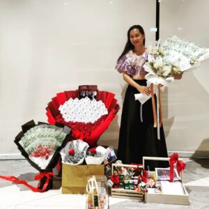 Anucha Boonyawatana Instagram - กรี๊ดดด วันนี้แฟนคลับจัดงานนำซีรี่ส์เรื่อง Not Me มาฉายในโรงภาพยนตร์ เอาช่อดอกไม้มาให้นุชี่เต็มเลยค่ะ ต้องขอบคุณมากนะคะ