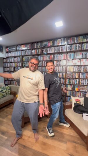 Anurag Kashyap Instagram - Achievement unlocked : Did the SRK pose with fellow Hansraj passout @anuragkashyap10 after recording a 1.5 hour long chat on cinema, life & @pokharkedunupaar , at his magnificent cinephile cave. What an honour. Can’t wait to share it with you guys. 

All thanks to @moviesaints & @partaura ! Pokhar Ke Dunu Paar is now available to watch on MovieSaints, please watch it now if you haven’t already.

📷 : @when_rajma_met_rice