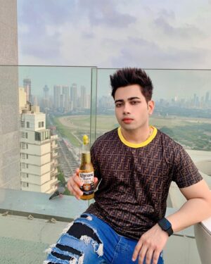 Anusheel Chakrabarty Instagram - 🅱🅴🅰🆄🆃🆈 🅸🆂 🅸🅽 🆃🅷🅴 🅴🆈🅴 🅾🅵 🆃🅷🅴 🅱🅴🅴🆁 🅷🅾🅻🅳🅴🆁..😜
⭑

⭑

𝐂𝐥𝐢𝐜𝐤𝐞𝐝 𝐛𝐲 📸 : @imtiyaz_ahmed_official 

⭑

⭑

𝐎𝐮𝐭𝐟𝐢𝐭𝐬 👕👖: @fendi 

#chillout #chill #relax #beer #instabeer#coronabeer #beertime #beertography #fendi #fenditshirt #love #nature #summer #photography #weekend #ambient #chillvibes #instagood #goodvibes #dj #chilloutmusic #photooftheday #chilling #sunset #happy #hiphop #indianboy #india #mumbai #fourseasonshotel