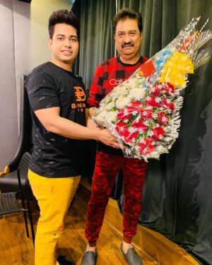 Anusheel Chakrabarty Instagram - 𝐏𝐫𝐞𝐬𝐞𝐧𝐭𝐢𝐧𝐠 𝐭𝐡𝐞 𝐛𝐨𝐮𝐪𝐮𝐞𝐭 💐 𝐭𝐨 𝐓𝐡𝐞 𝟗𝟎𝐬 𝐑𝐨𝐜𝐤 𝐒𝐭𝐚𝐫 🌟,𝐭𝐡𝐞 𝐌𝐞𝐥𝐨𝐝𝐲 🎶 𝐊𝐢𝐧𝐠 👑,𝟓 𝐭𝐢𝐦𝐞𝐬 𝐅𝐢𝐥𝐦𝐟𝐚𝐫𝐞 𝐀𝐰𝐚𝐫𝐝 𝐰𝐢𝐧𝐧𝐞𝐫 𝟏𝟗𝟗𝟏-𝟏𝟗𝟗𝟓,𝐏𝐚𝐝𝐦𝐚𝐬𝐡𝐫𝐞𝐞 (𝟐𝟎𝟎𝟗),𝐭𝐡𝐞 𝐨𝐧𝐞 ☝️ 𝐚𝐧𝐝 𝐨𝐧𝐥𝐲 @kumarsanuofficial 𝐃𝐚,𝐚𝐬 𝐡𝐞 𝐬𝐢𝐧𝐠𝐬 𝐟𝐨𝐫 𝐦𝐲 𝐮𝐩𝐜𝐨𝐦𝐢𝐧𝐠 𝐌𝐮𝐬𝐢𝐜 🎵 𝐕𝐢𝐝𝐞𝐨! 

𝐌𝐞 𝐚𝐧𝐝 𝐦𝐲 𝐟𝐚𝐭𝐡𝐞𝐫 𝐚𝐫𝐞 𝐯𝐞𝐫𝐲 𝐛𝐢𝐠 𝐟𝐚𝐧𝐬 𝐨𝐟 𝐡𝐢𝐦. 𝐒𝐢𝐧𝐜𝐞 𝐭𝐡𝐞 𝐝𝐚𝐲 𝐈 𝐡𝐞𝐚𝐫𝐝 𝐡𝐢𝐬 “𝐀𝐚𝐬𝐡𝐢𝐪𝐮𝐢” 𝐬𝐨𝐧𝐠𝐬 𝐈 𝐢𝐦𝐦𝐞𝐝𝐢𝐚𝐭𝐞𝐥𝐲 𝐟𝐞𝐥𝐥 𝐢𝐧 𝐥𝐨𝐯𝐞 😍 𝐰𝐢𝐭𝐡 𝐡𝐢𝐬 𝐦𝐚𝐠𝐢𝐜𝐚𝐥 𝐯𝐨𝐢𝐜𝐞,𝐥𝐚𝐭𝐞𝐫 𝐈 𝐜𝐚𝐦𝐞 𝐭𝐨 𝐤𝐧𝐨𝐰 𝐒𝐢𝐫’𝐬 𝐧𝐚𝐦𝐞 𝐟𝐫𝐨𝐦 𝐦𝐲 𝐌𝐨𝐦.

𝐎𝐧 𝐭𝐡𝐢𝐬 𝐝𝐚𝐲 𝐦𝐲 𝐝𝐫𝐞𝐚𝐦 𝐜𝐚𝐦𝐞 𝐭𝐫𝐮𝐞 𝐢𝐧 𝐫𝐞𝐚𝐥𝐢𝐭𝐲 𝐭𝐨 𝐡𝐚𝐯𝐞 𝐟𝐞𝐚𝐭𝐮𝐫𝐞𝐝 𝐢𝐧 𝐚𝐭 𝐥𝐞𝐚𝐬𝐭 𝟏 𝐬𝐨𝐧𝐠 𝐭𝐡𝐚𝐭 𝐢𝐬 𝐬𝐮𝐧𝐠 𝐛𝐲 𝐡𝐢𝐦 𝐰𝐡𝐢𝐜𝐡 𝐈 𝐰𝐢𝐬𝐡𝐞𝐝 𝐨𝐧𝐜𝐞 𝐢𝐧 𝐚 𝐥𝐢𝐟𝐞𝐭𝐢𝐦𝐞 𝐢𝐧 𝐦𝐲 𝐁𝐨𝐥𝐥𝐲𝐰𝐨𝐨𝐝 𝐜𝐚𝐫𝐞𝐞𝐫.𝐈𝐧𝐝𝐞𝐞𝐝 𝐝𝐫𝐞𝐚𝐦𝐬 𝐝𝐨 𝐜𝐨𝐦𝐞 𝐭𝐫𝐮𝐞 💯 ,𝐝𝐞𝐞𝐩𝐞𝐬𝐭 𝐠𝐫𝐚𝐭𝐢𝐭𝐮𝐝𝐞 🙏 𝐚𝐧𝐝 𝐭𝐡𝐚𝐧𝐤𝐬 𝐭𝐨 𝐦𝐲 𝐏𝐚𝐫𝐞𝐧𝐭𝐬 𝐚𝐧𝐝 𝐆𝐨𝐝 𝐟𝐨𝐫 𝐚𝐥𝐥 𝐭𝐡𝐞 𝐥𝐨𝐯𝐞 ❤️,𝐬𝐮𝐩𝐩𝐨𝐫𝐭 𝐚𝐧𝐝 𝐛𝐥𝐞𝐬𝐬𝐢𝐧𝐠 𝐟𝐨𝐫 𝐭𝐡𝐚𝐭 𝐈 𝐫𝐞𝐚𝐜𝐡𝐞𝐝 𝐭𝐡𝐢𝐬 𝐡𝐞𝐢𝐠𝐡𝐭𝐬 𝐢𝐧 𝐦𝐲 𝐥𝐢𝐟𝐞.

.
.
#kumarsanu #kumarsanusongs #kumarsanulive #kumarsanuofficial #kumarsanuspecial #kumarsanuhits 
#singer #musicvideo #musician #songwriter #artist #song #singing #actor #anusheelchakrabarty #newsong #instagood #sing #newmusic #instagram #producer #follow #livemusic #like #s #spotify #musica #bollywood #instamusic #bhfyp