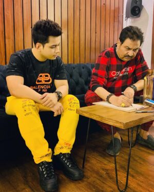Anusheel Chakrabarty Instagram - 𝐏𝐫𝐞𝐬𝐞𝐧𝐭𝐢𝐧𝐠 𝐭𝐡𝐞 𝐛𝐨𝐮𝐪𝐮𝐞𝐭 💐 𝐭𝐨 𝐓𝐡𝐞 𝟗𝟎𝐬 𝐑𝐨𝐜𝐤 𝐒𝐭𝐚𝐫 🌟,𝐭𝐡𝐞 𝐌𝐞𝐥𝐨𝐝𝐲 🎶 𝐊𝐢𝐧𝐠 👑,𝟓 𝐭𝐢𝐦𝐞𝐬 𝐅𝐢𝐥𝐦𝐟𝐚𝐫𝐞 𝐀𝐰𝐚𝐫𝐝 𝐰𝐢𝐧𝐧𝐞𝐫 𝟏𝟗𝟗𝟏-𝟏𝟗𝟗𝟓,𝐏𝐚𝐝𝐦𝐚𝐬𝐡𝐫𝐞𝐞 (𝟐𝟎𝟎𝟗),𝐭𝐡𝐞 𝐨𝐧𝐞 ☝️ 𝐚𝐧𝐝 𝐨𝐧𝐥𝐲 @kumarsanuofficial 𝐃𝐚,𝐚𝐬 𝐡𝐞 𝐬𝐢𝐧𝐠𝐬 𝐟𝐨𝐫 𝐦𝐲 𝐮𝐩𝐜𝐨𝐦𝐢𝐧𝐠 𝐌𝐮𝐬𝐢𝐜 🎵 𝐕𝐢𝐝𝐞𝐨! 

𝐌𝐞 𝐚𝐧𝐝 𝐦𝐲 𝐟𝐚𝐭𝐡𝐞𝐫 𝐚𝐫𝐞 𝐯𝐞𝐫𝐲 𝐛𝐢𝐠 𝐟𝐚𝐧𝐬 𝐨𝐟 𝐡𝐢𝐦. 𝐒𝐢𝐧𝐜𝐞 𝐭𝐡𝐞 𝐝𝐚𝐲 𝐈 𝐡𝐞𝐚𝐫𝐝 𝐡𝐢𝐬 “𝐀𝐚𝐬𝐡𝐢𝐪𝐮𝐢” 𝐬𝐨𝐧𝐠𝐬 𝐈 𝐢𝐦𝐦𝐞𝐝𝐢𝐚𝐭𝐞𝐥𝐲 𝐟𝐞𝐥𝐥 𝐢𝐧 𝐥𝐨𝐯𝐞 😍 𝐰𝐢𝐭𝐡 𝐡𝐢𝐬 𝐦𝐚𝐠𝐢𝐜𝐚𝐥 𝐯𝐨𝐢𝐜𝐞,𝐥𝐚𝐭𝐞𝐫 𝐈 𝐜𝐚𝐦𝐞 𝐭𝐨 𝐤𝐧𝐨𝐰 𝐒𝐢𝐫’𝐬 𝐧𝐚𝐦𝐞 𝐟𝐫𝐨𝐦 𝐦𝐲 𝐌𝐨𝐦.

𝐎𝐧 𝐭𝐡𝐢𝐬 𝐝𝐚𝐲 𝐦𝐲 𝐝𝐫𝐞𝐚𝐦 𝐜𝐚𝐦𝐞 𝐭𝐫𝐮𝐞 𝐢𝐧 𝐫𝐞𝐚𝐥𝐢𝐭𝐲 𝐭𝐨 𝐡𝐚𝐯𝐞 𝐟𝐞𝐚𝐭𝐮𝐫𝐞𝐝 𝐢𝐧 𝐚𝐭 𝐥𝐞𝐚𝐬𝐭 𝟏 𝐬𝐨𝐧𝐠 𝐭𝐡𝐚𝐭 𝐢𝐬 𝐬𝐮𝐧𝐠 𝐛𝐲 𝐡𝐢𝐦 𝐰𝐡𝐢𝐜𝐡 𝐈 𝐰𝐢𝐬𝐡𝐞𝐝 𝐨𝐧𝐜𝐞 𝐢𝐧 𝐚 𝐥𝐢𝐟𝐞𝐭𝐢𝐦𝐞 𝐢𝐧 𝐦𝐲 𝐁𝐨𝐥𝐥𝐲𝐰𝐨𝐨𝐝 𝐜𝐚𝐫𝐞𝐞𝐫.𝐈𝐧𝐝𝐞𝐞𝐝 𝐝𝐫𝐞𝐚𝐦𝐬 𝐝𝐨 𝐜𝐨𝐦𝐞 𝐭𝐫𝐮𝐞 💯 ,𝐝𝐞𝐞𝐩𝐞𝐬𝐭 𝐠𝐫𝐚𝐭𝐢𝐭𝐮𝐝𝐞 🙏 𝐚𝐧𝐝 𝐭𝐡𝐚𝐧𝐤𝐬 𝐭𝐨 𝐦𝐲 𝐏𝐚𝐫𝐞𝐧𝐭𝐬 𝐚𝐧𝐝 𝐆𝐨𝐝 𝐟𝐨𝐫 𝐚𝐥𝐥 𝐭𝐡𝐞 𝐥𝐨𝐯𝐞 ❤️,𝐬𝐮𝐩𝐩𝐨𝐫𝐭 𝐚𝐧𝐝 𝐛𝐥𝐞𝐬𝐬𝐢𝐧𝐠 𝐟𝐨𝐫 𝐭𝐡𝐚𝐭 𝐈 𝐫𝐞𝐚𝐜𝐡𝐞𝐝 𝐭𝐡𝐢𝐬 𝐡𝐞𝐢𝐠𝐡𝐭𝐬 𝐢𝐧 𝐦𝐲 𝐥𝐢𝐟𝐞.

.
.
#kumarsanu #kumarsanusongs #kumarsanulive #kumarsanuofficial #kumarsanuspecial #kumarsanuhits 
#singer #musicvideo #musician #songwriter #artist #song #singing #actor #anusheelchakrabarty #newsong #instagood #sing #newmusic #instagram #producer #follow #livemusic #like #s #spotify #musica #bollywood #instamusic #bhfyp